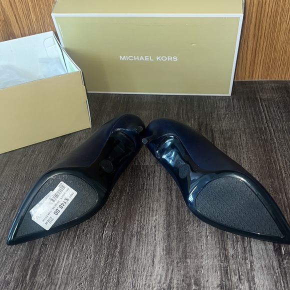 COPY - Brand New in box - Michael Kors Flex Kitten in Navy Blue. Never worn. - Picture 2 of 4